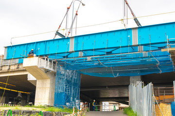高架の鉄骨橋脚架設工事の風
