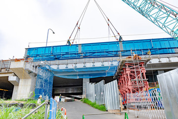 高架の鉄骨橋脚架設工事の風景