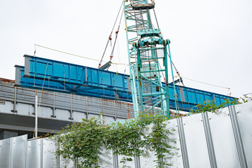 高架の鉄骨橋脚架設工事の風