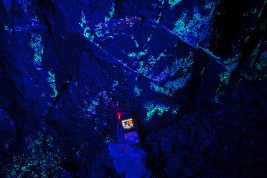 Dosimeter and small uranium deposit illuminated by ultraviolet light