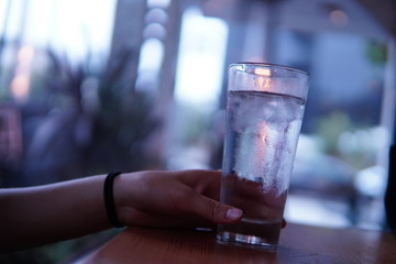 ハンバーガー屋で水を飲もうとする女性