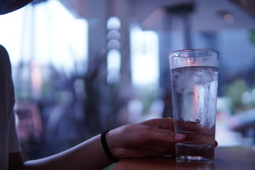 カフェで水を掴む女性