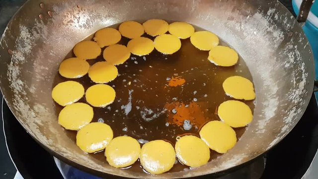 trouxas das Caldas or The process of producing egg yoke fudge balls or Thong Yip 