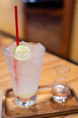 iced lemonade juice with fresh lime