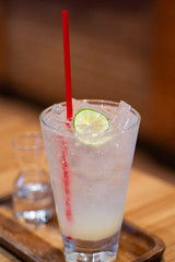 iced lemonade juice with fresh lime