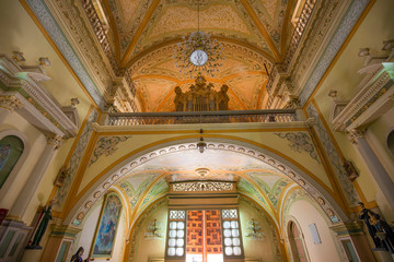 Fototapeta na wymiar Guanajuato, Mexico-17 April, 2019: Interiors Basilica of Our Lady of Guanajuato (Basílica de Nuestra Senora de Guanajuato)