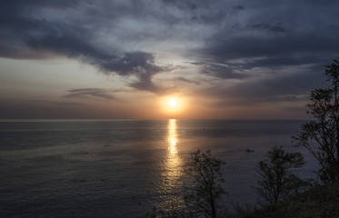 Fototapeta na wymiar evening sunset and clouds on the sea