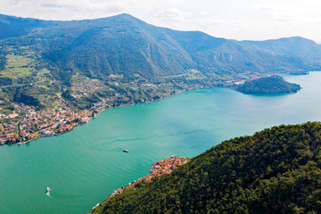 Obraz premium Lago D'Iseo (IT) - vista aerea di Sulzano e Peschiera Maraglio