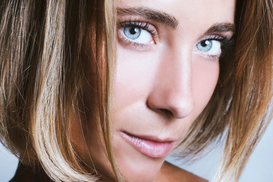 Volto di donna con capelli biondi - primo piano