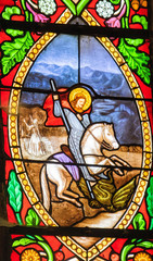 Vitrail représentant St Gabriel terrassant le dragon datant du moyen-âge dans l'église...