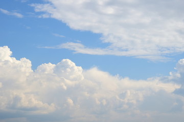 Fototapeta na wymiar Wolken - Gewitterwolken - Regenwolken vor blauen Himmel