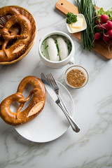 Münchener Weißwurst in Terrine mit bayrischer süßen Senf, Brezel, Radieschen, Schnittlauch und...