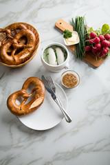 Münchener Weißwurst in Terrine mit bayrischer süßen Senf, Brezel, Radieschen, Schnittlauch und...