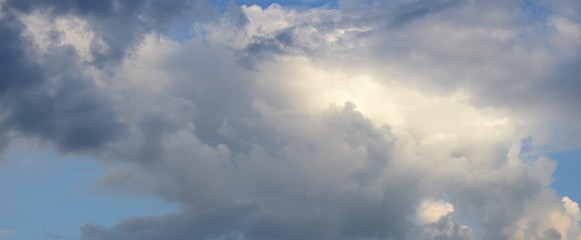 Obraz premium Wolken - Gewitterwolken - Regenwolken vor blauen Himmel