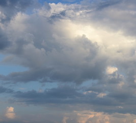 Regenwolken - Gewitterwolken - Wolkenbilder bei Sonnenuntergang