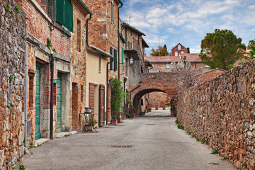 Fototapeta na wymiar San Quirico d'Orcia, Siena, Tuscany, Italy: old street in the picturesque ancient town