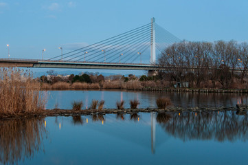 早朝の淀川の橋と静かな水面