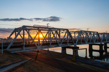 淀川に架かる鉄橋と朝日