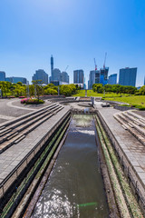 横浜 臨港パークの風景 潮入りの池とビル群