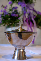 Behälter für Hostien auf Altar (Nahaufnahme)