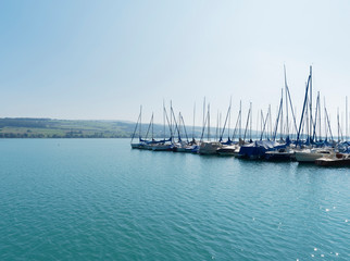 Fototapeta premium Schweizer Seenlandschaft - Seeblick Hallwilersee von Beinwil am see. Boot, yacht, Hafen und Marina