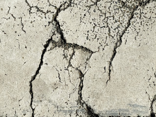 mur de béton blanc fendu présentant de nombreuses asperités