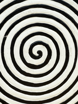 spirale peinte à la main en noir et blanc donnant un effet optique
