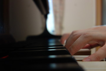 グランドピアノを弾く