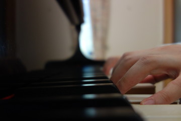 グランドピアノを弾く