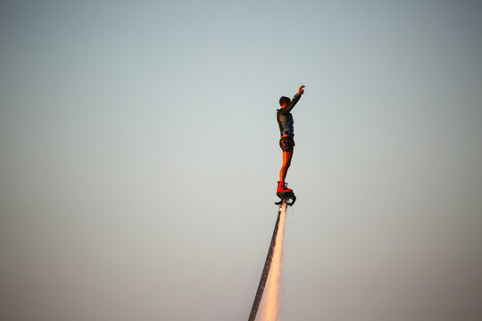 Mann mit Druckgas &uuml;ber dem Wasser, Wassersport
