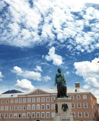 Obraz premium Mozart Monument on Mozartplatz Square in Salzburg, Austria