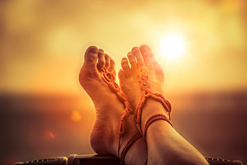 Füße hochlegen und entspannen bei Sonnenuntergan