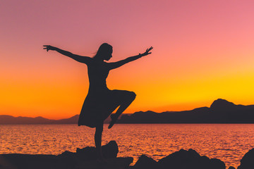 Fototapeta premium Silhouette of a girl by the sea