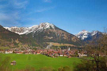 Fototapeta na wymiar Oberstdorf - Ort - Ansicht - Allgäu - Frühling