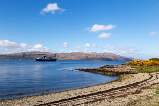 ferry leaving craignure port in mull