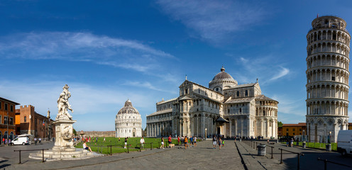 Fototapeta premium panorama della piazza dei miracoli di Pisa, battistero, duomo e torre pendente
