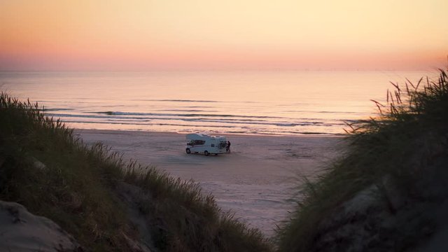 Campingwagen am Strand bei Sonnenuntergang