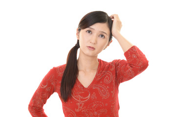 考える若い女性