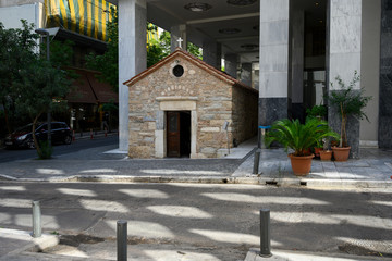 Von einem Hotel überbaute orthodoxe Kapelle, Athen, Griechenland