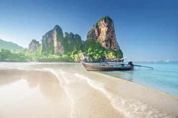 Photo sur Plexiglas Railay Beach, Krabi, Thaïlande Bateaux sur la plage de Railay à Krabi en Thaïlande