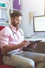 Obraz premium Male doctor checking medical paper in clinic 
