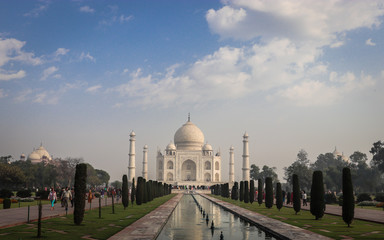 Obraz premium tajmahal one of the seven wonders of world image with blue sky background