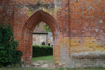 Rundbogen in den Klostermauern in Dargun