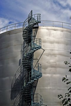 Wasserreserve  mit Treppe  aus stahl