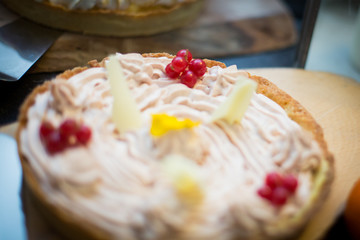 Cream pie with currants