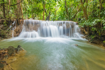 Obraz premium Huai Mae Khamin Waterfalls in Tropical Rainforest at Kanchanaburi Province, Thailand