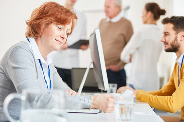 Obraz premium Business Frau liest eine SMS Nachricht