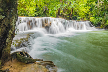 Obraz premium Huai Mae Khamin Waterfalls in Tropical Rainforest at Kanchanaburi Province, Thailand