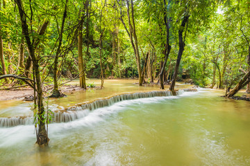 Obraz premium Wodospady Huai Mae Khamin w tropikalnym lesie deszczowym w prowincji Kanchanaburi w Tajlandii