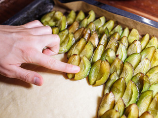 Teig mit Zwetschgen belegen